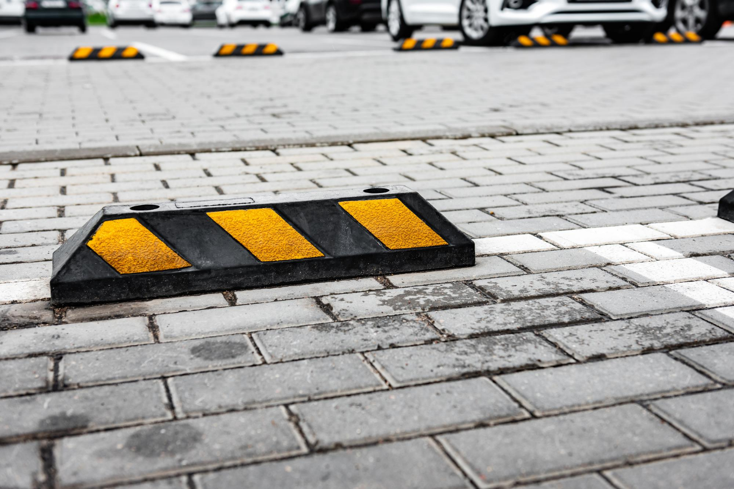instalación de topes para estacionamiento